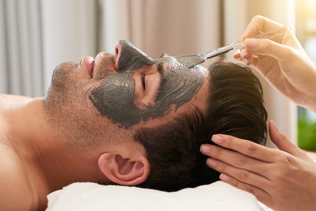 Uomo che ottiene il trattamento spa