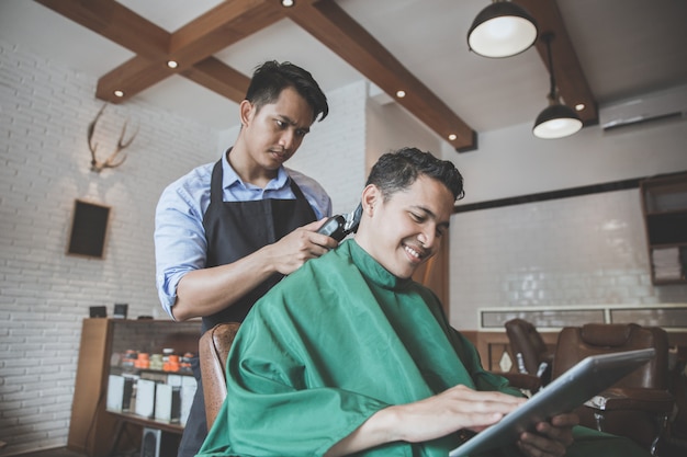 Uomo che ottiene taglio di capelli dal parrucchiere al barbiere