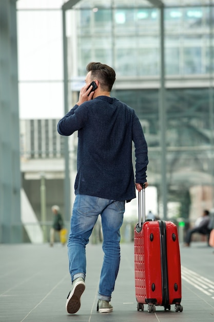 Uomo che parla al cellulare in aeroporto