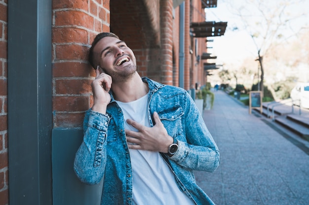 Uomo che parla al telefono all'aperto.