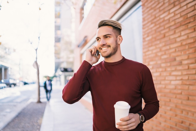 Uomo che parla al telefono all'aperto.