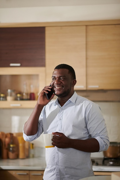 Uomo che parla al telefono con un amico