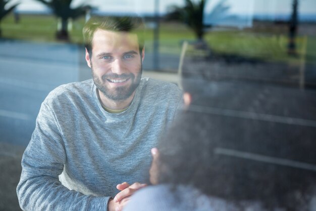 Uomo che parla con una donna in caffetteria