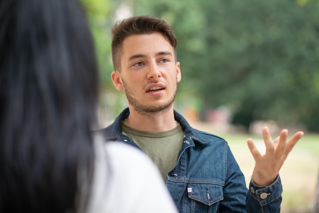 Uomo che parla con una donna