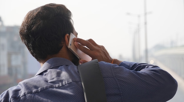 Uomo che parla utilizzando sul telefono e sfocato