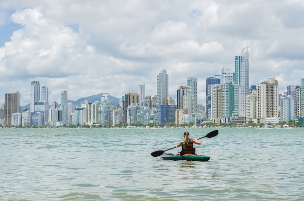 Uomo che passeggia in kayak sulla spiaggia brasiliana