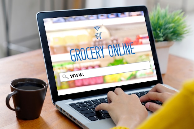 Uomo che per mezzo del computer portatile per lo shopping online