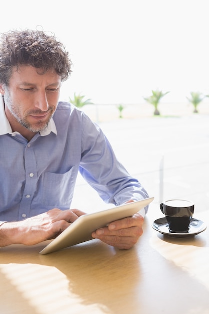 Uomo che per mezzo della compressa digitale