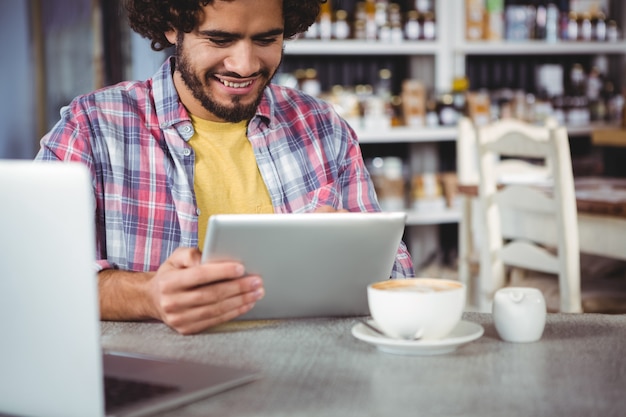 Uomo che per mezzo della compressa digitale