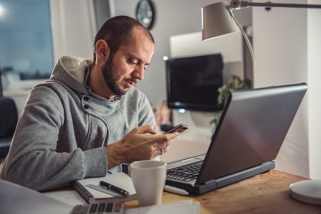 Uomo che per mezzo dello Smart Phone