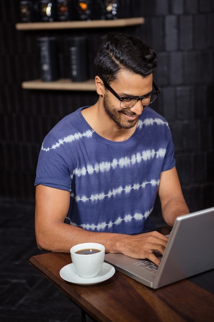 Uomo che per mezzo di un computer portatile