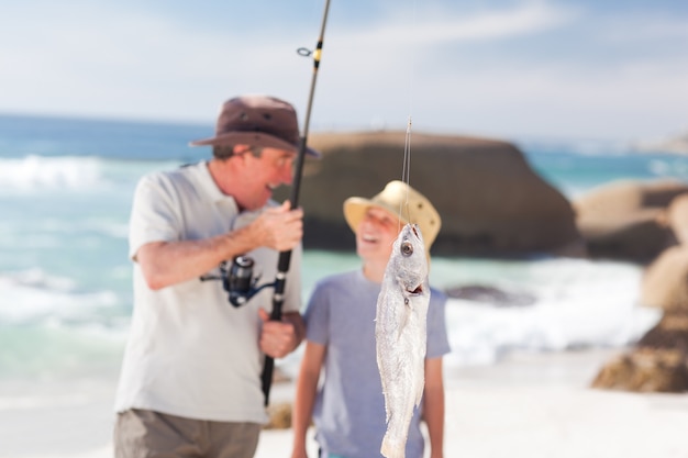 Uomo che pesca con suo nipote