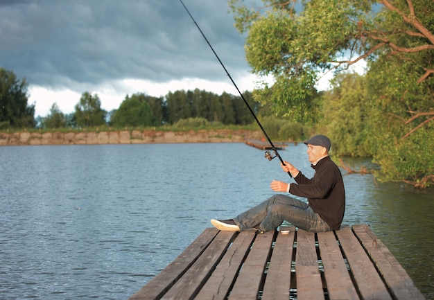 Uomo che pesca in uno stagno