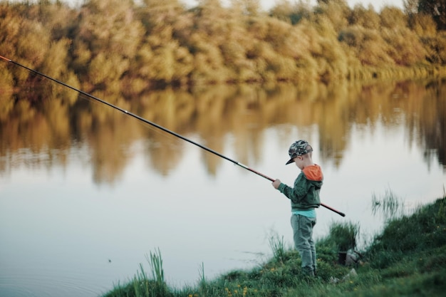 Uomo che pesca nel lago