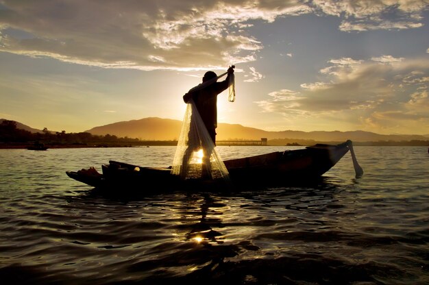 Uomo che pesca nel mare