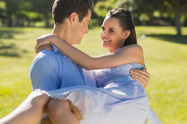 Uomo che porta la donna nel parco