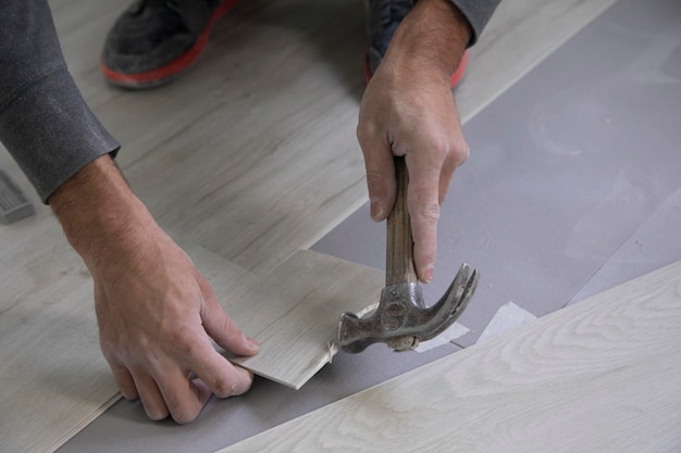 uomo che posa lavori domestici in laminato