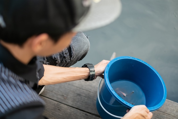 Uomo che prega e pesce gratis godendo nel fiume. Il concetto di speranza