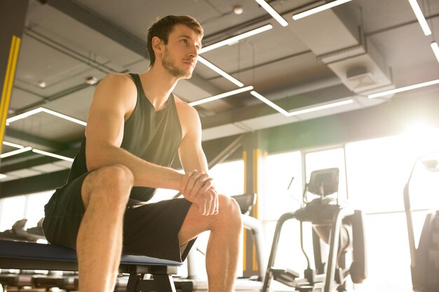 Uomo che prende fiato dopo l'allenamento