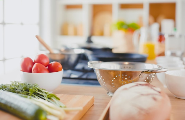 Uomo che prepara cibo delizioso e sano nella cucina di casa