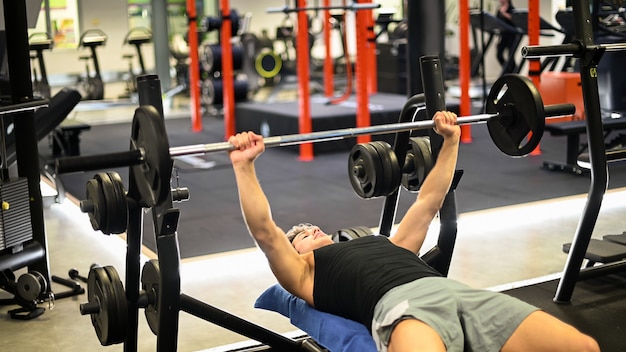 Uomo che prepara il suo petto in palestra