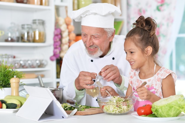 Uomo che prepara la cena con la nipote