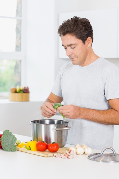 Uomo che prepara la cena