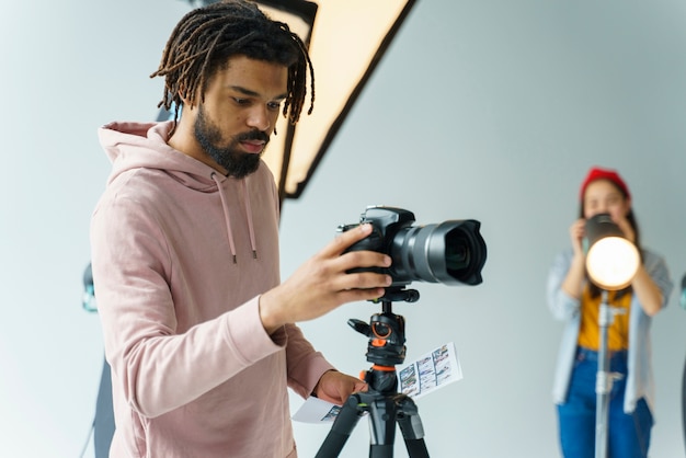 Uomo che prepara la fotocamera per le riprese