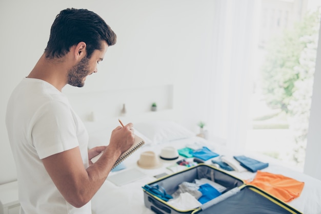 Uomo che prepara roba per il viaggio