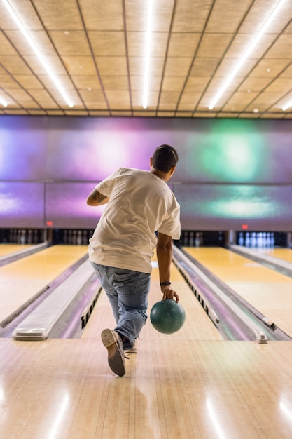 Uomo che prepara una mossa di bowling a rio de janeiro, in brasile.