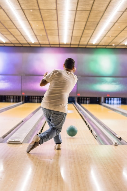 Uomo che prepara una mossa di bowling a rio de janeiro, in brasile.