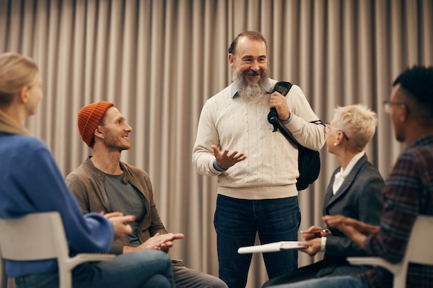 Uomo che presenta la sua idea alla classe