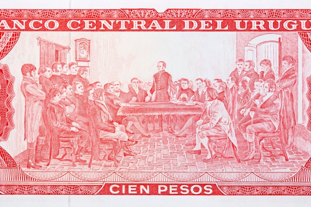 Uomo che presiede alla riunione per l'indipendenza dal denaro uruguaiano