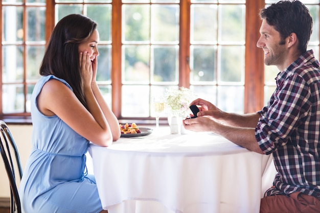 Uomo che propone alla donna in un ristorante