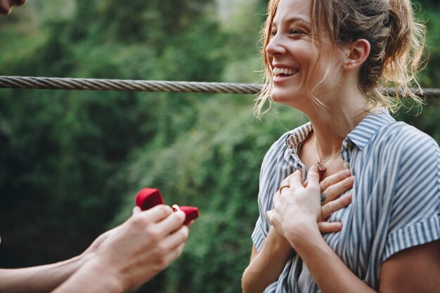 Uomo che propone alla sua donna con una scatola rossa