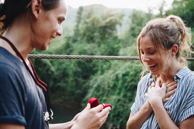 Uomo che propone alla sua ragazza