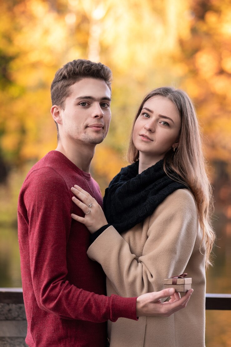 Uomo che propone alla sua ragazza