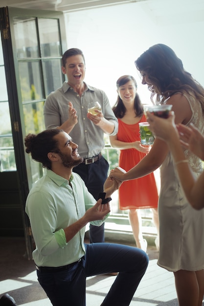 Uomo che propone donna con anello di fidanzamento