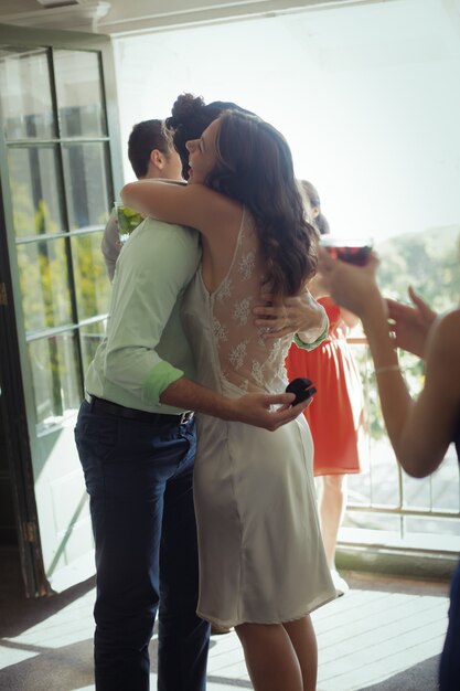 Uomo che propone donna con anello di fidanzamento