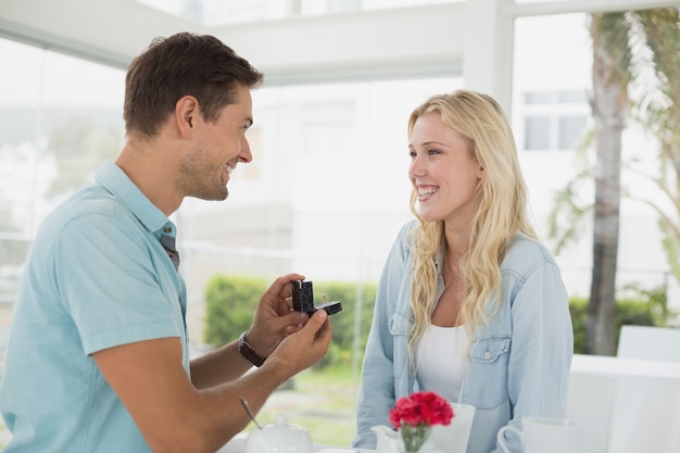 Uomo che propone il matrimonio alla sua ragazza bionda