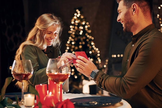 Uomo che propone una bella donna per sposarlo in un elegante ristorante Giovane coppia adorabile cena romantica al chiuso insieme