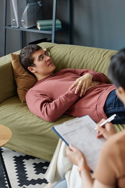 Uomo che racconta i suoi problemi allo psicologo