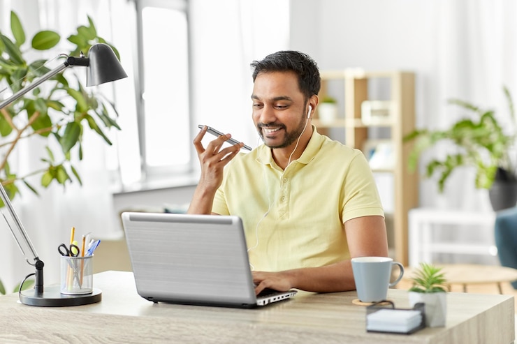 Foto uomo che registra la voce sullo smartphone in ufficio a casa
