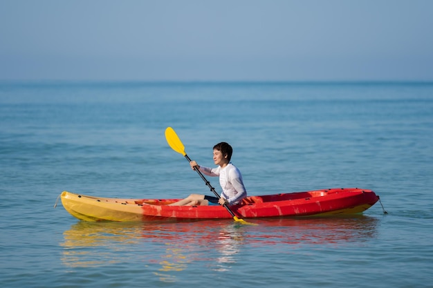 Uomo che rema un kayak in mare