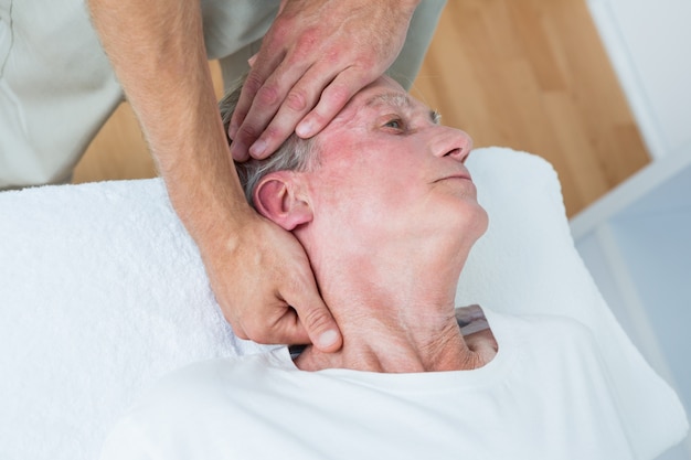 Uomo che riceve un massaggio al collo