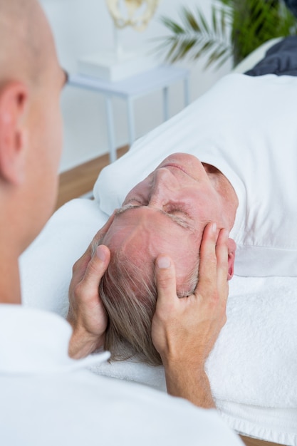 Uomo che riceve un massaggio alla testa