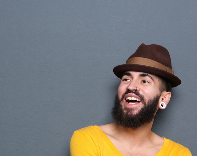 Uomo che ride con barba e piercing