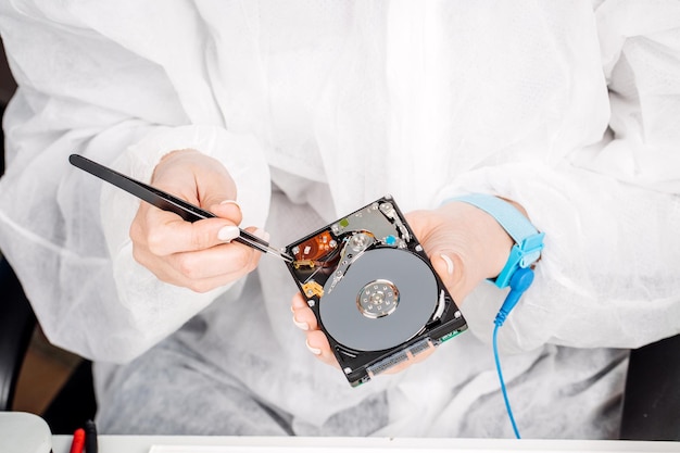 Uomo che ripara il disco rigido nel centro di assistenza Servizio di riparazione e fissaggio in laboratorio Concetto di servizio di riparazione elettronica