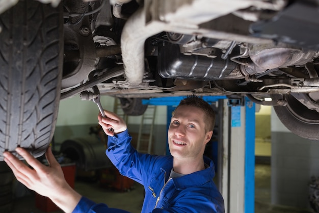 Uomo che ripara l&#39;automobile nel garage