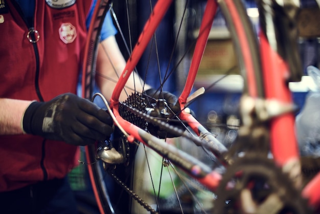 Uomo che ripara una bicicletta